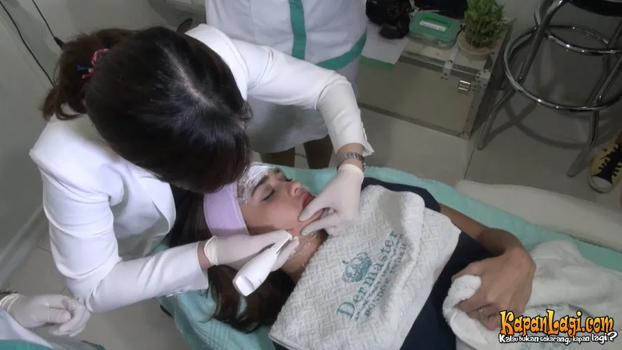 Wajah Yasmine harus disuntik lebih dari 10 kali saat lakukan perawatan skin booster. ©KapanLagi.com®
