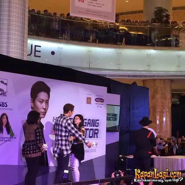 Salah satu fans beruntung yang mendapat pelukan dari Joo Won kemarin malam, Jum'at (9/10). ©KapanLagi.com/Nuzulul Rakhmah