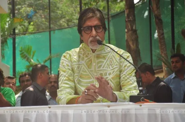 Amitabh Bachchan jadi aktor Bollywood dengan follower terbanyak © india-forums.com