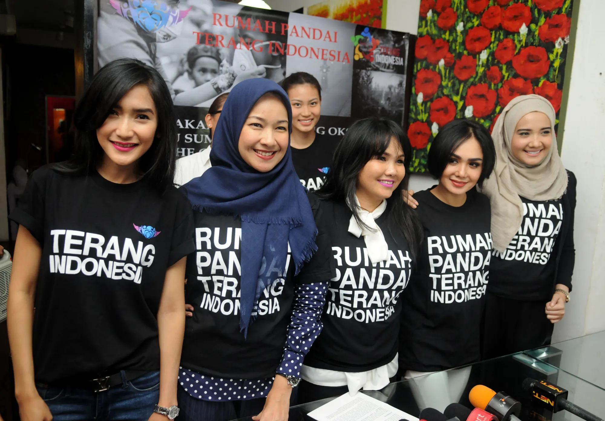 Sejumlah artis buat sebuah aksi sosial sebagai bentuk kepedulian terhadap kabut asap © KapanLagi.com®/Bayu Herdianto