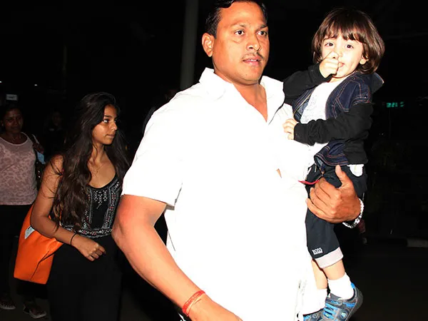 AbRam nggak masalah kalaupun cuma pergi dengan kakaknya dan bodyguard SRK ©pinkvilla