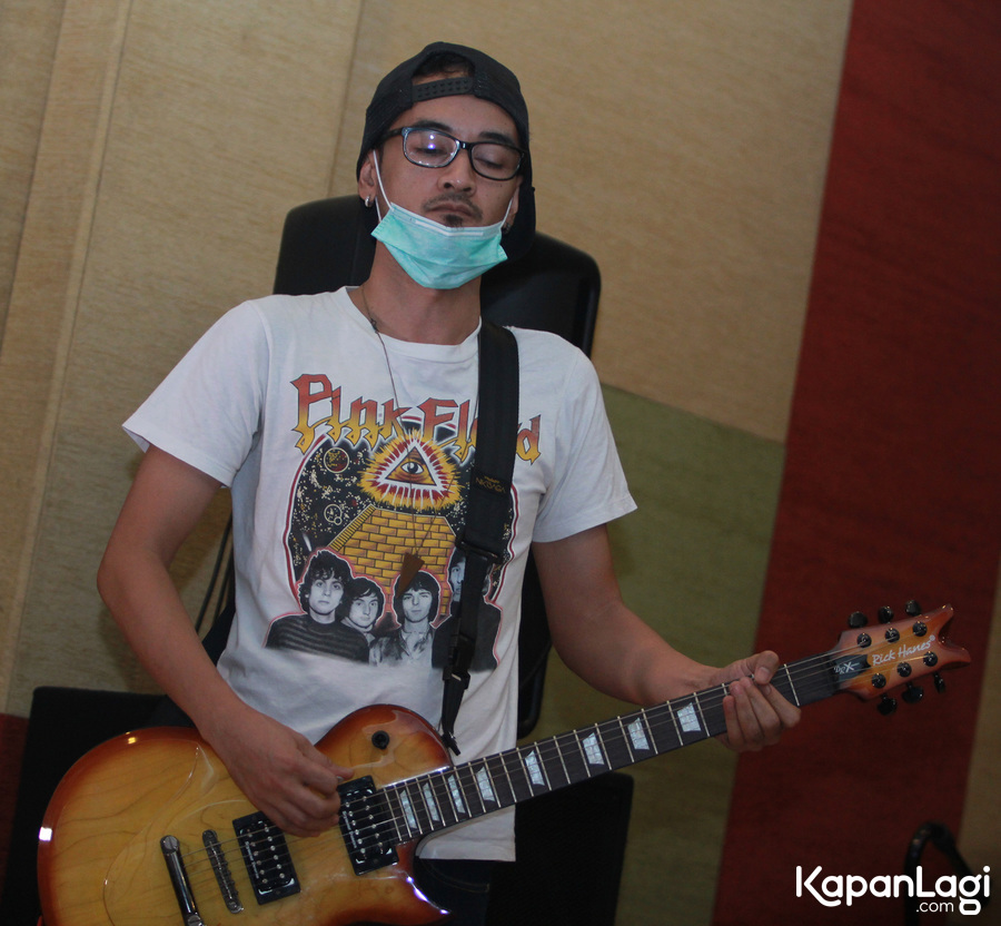 Adnil sang mantan gitaris juga akan kembali dalam formasi mantan bandnya, Base Jam © KapanLagi.com®/Muhammad Akrom Sukarya