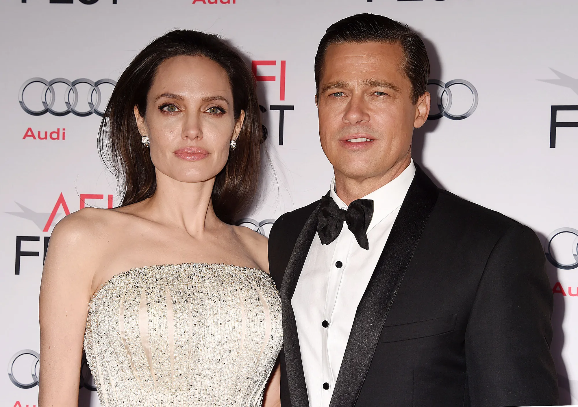 Setelah kabar perceraian, kini patung Brad Pitt dan Angelina Jolie kembali bikin heboh © Splashnews