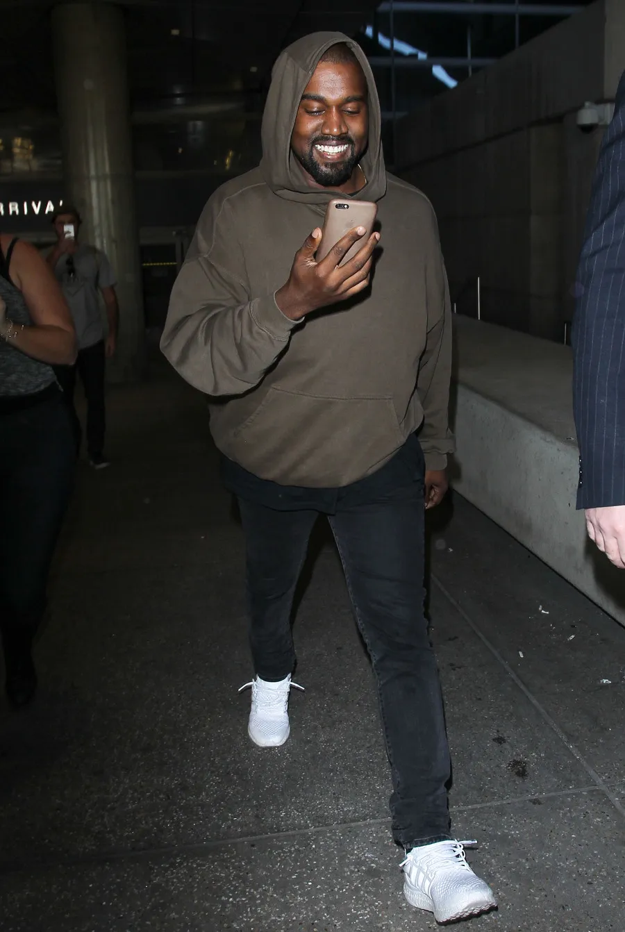 Kanye West keluarkan kicauan tentang album SWISH © Fameflynet