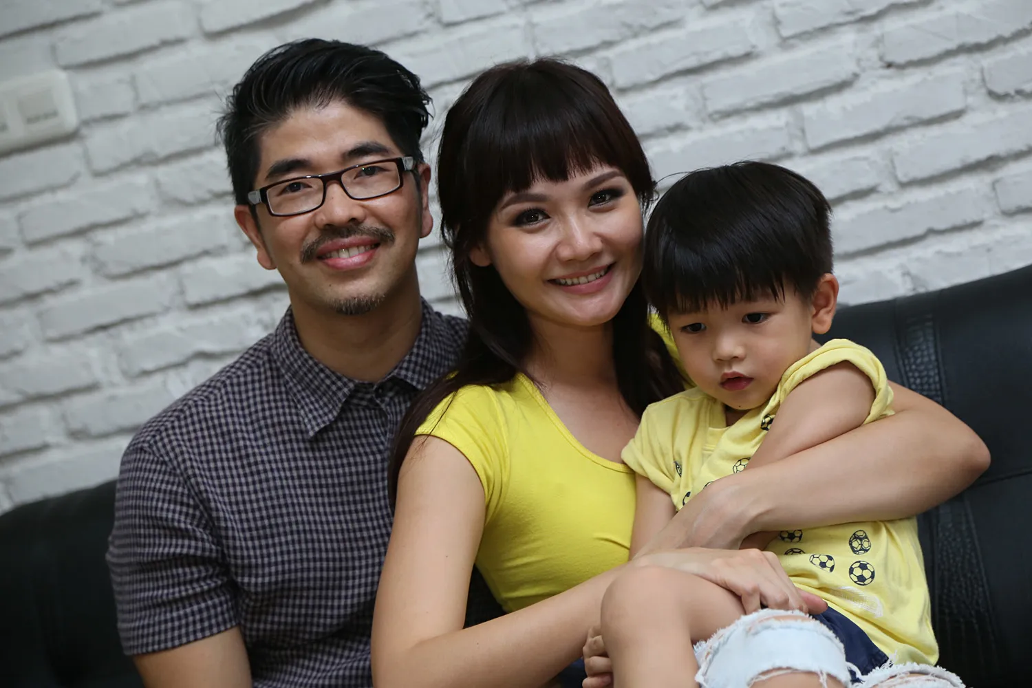Alena dan suami ajarkan anak untuk menabung lewat Imlek ©KapanLagi.com®/Agus Apriyanto