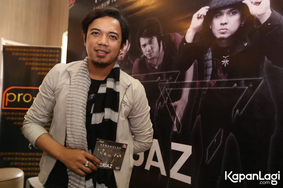 Zian mendedikasikan lagu Untuk Indonesia Ku Satu! pada Owi & Butet. ©KapanLagi.com/Budy Santoso