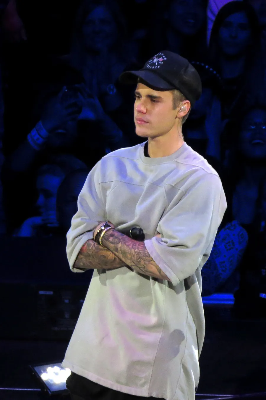 Mata Justin Bieber terlihat merah dan berair setelah melihat riuhnya penonton © splashnews.com