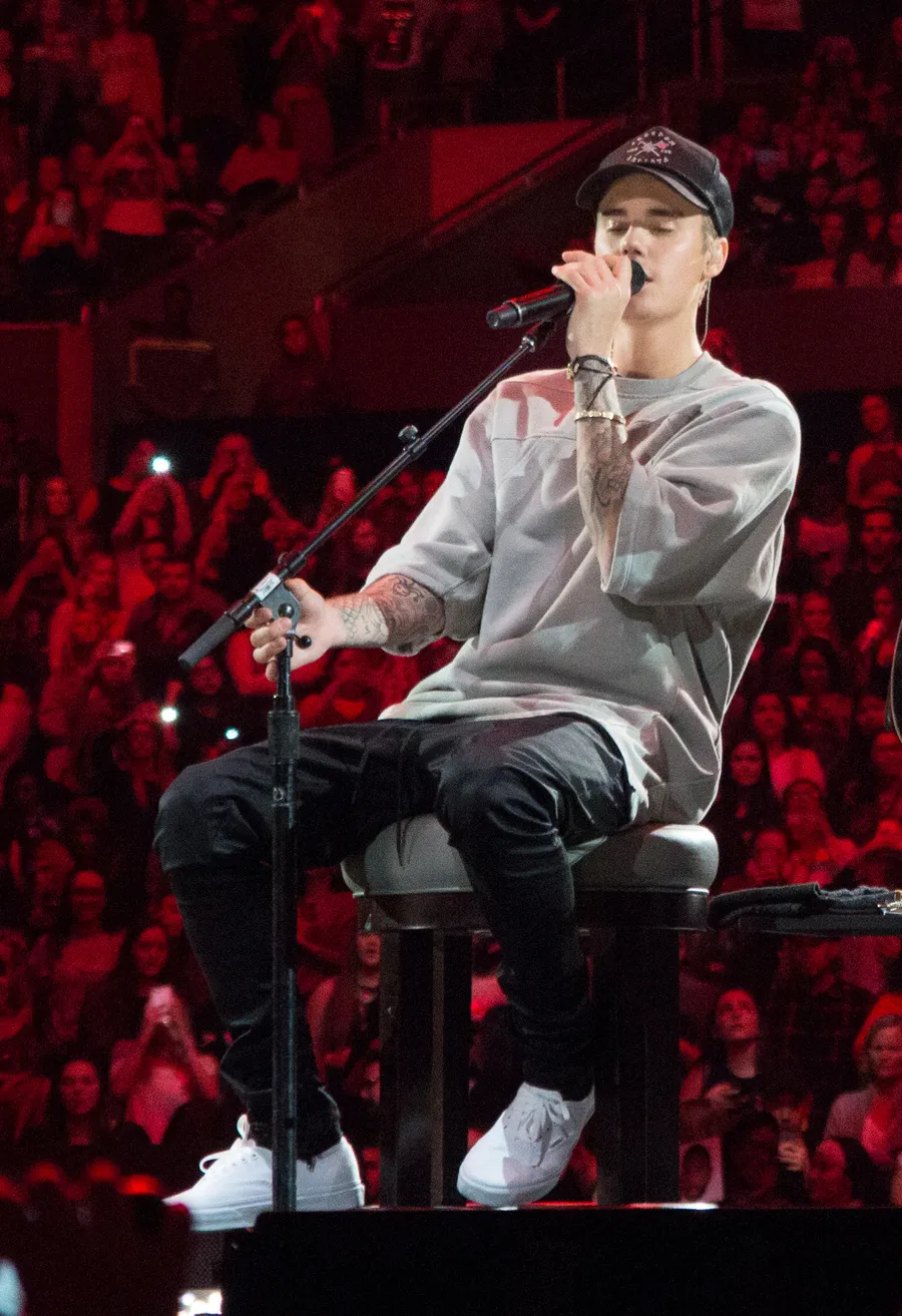 Justin Bieber hibur penonton dalam acara launching albumnya © splashnews.com