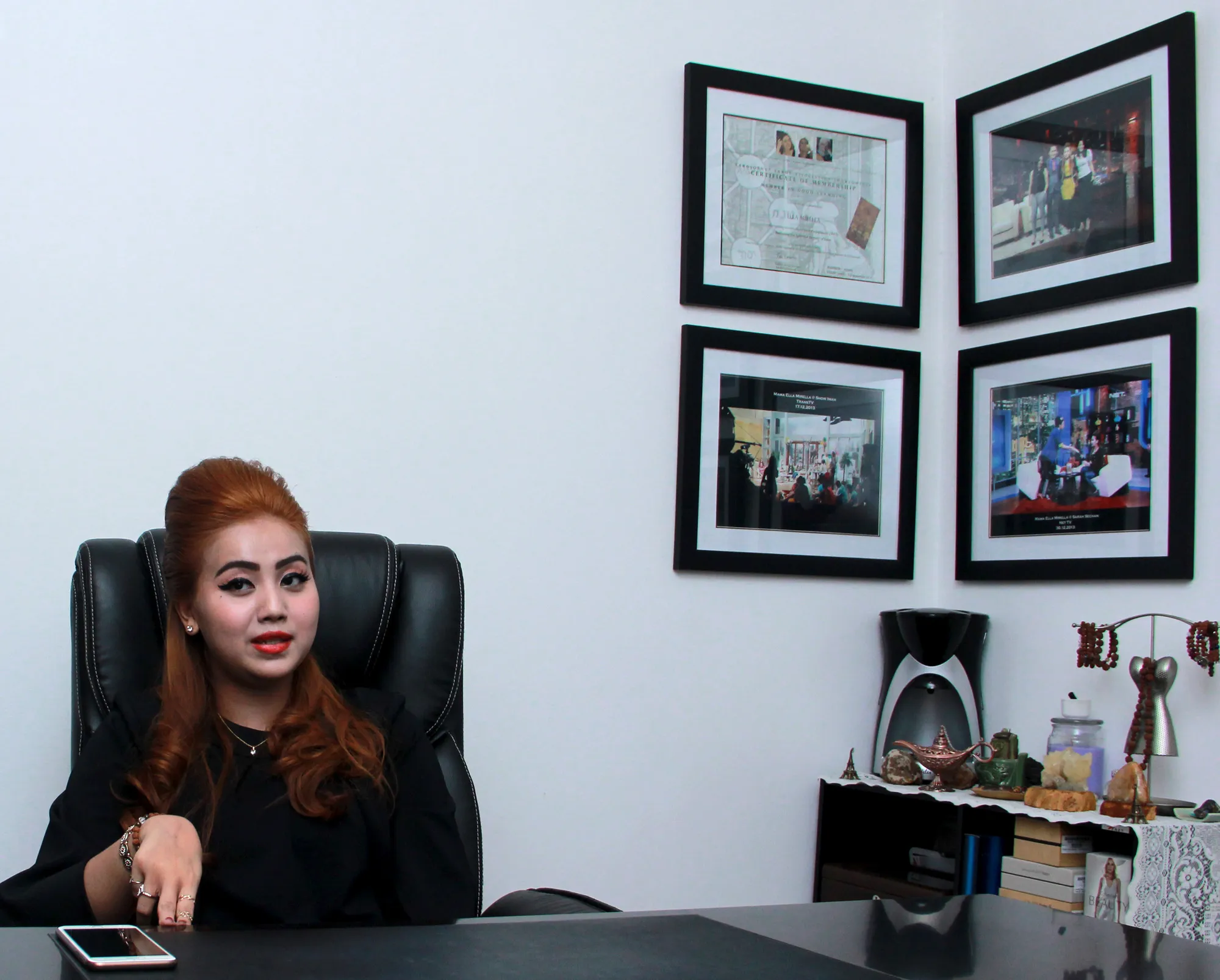 Bagi Mama Ella, meramal dengan tarot hanya sebuah metode lain © KapanLagi.com/Muhammad Akrom Sukarya