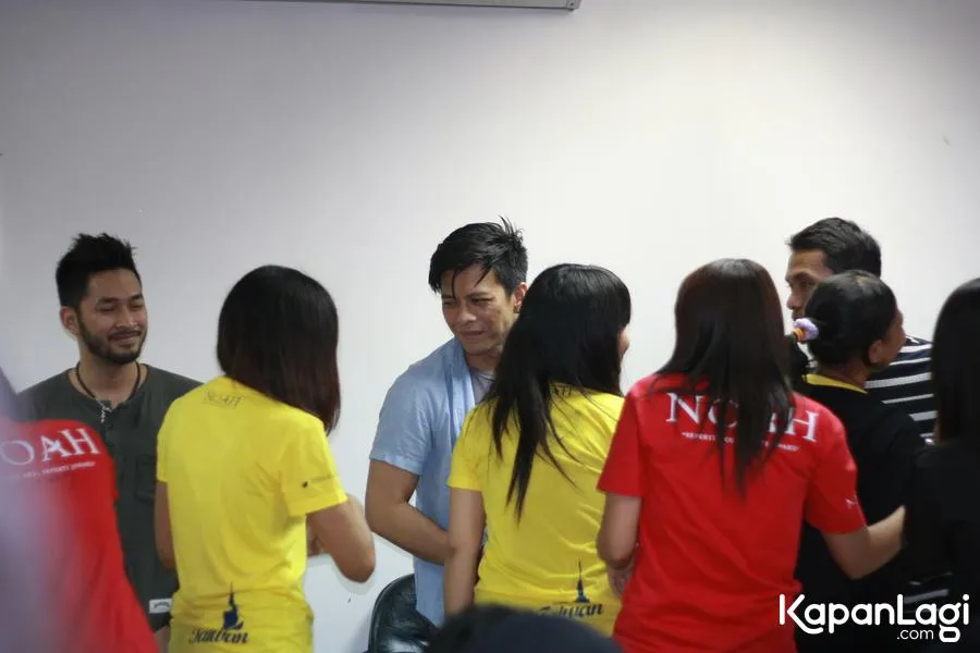 Ariel NOAH lebih nyaman dengan fans yang meminta foto dengan sopan. ©KapanLagi.com®/AdhibMujaddid