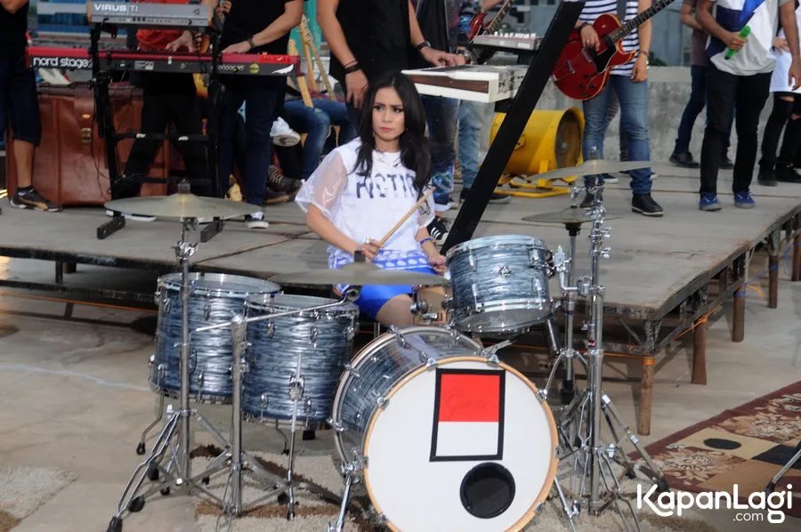 Momo mengatakan cukup kesulitan memperoleh feel saat bernyanyi dengan 4 artis lainnya © KapanLagi.com®/Bayu Herdianto
