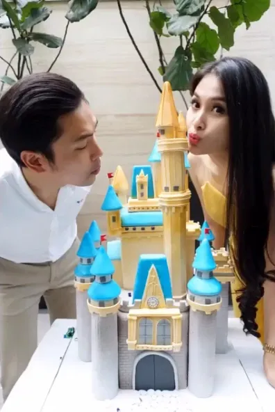 Sandra dan pacarnya yang pemalu © Instagram/sandradewi88