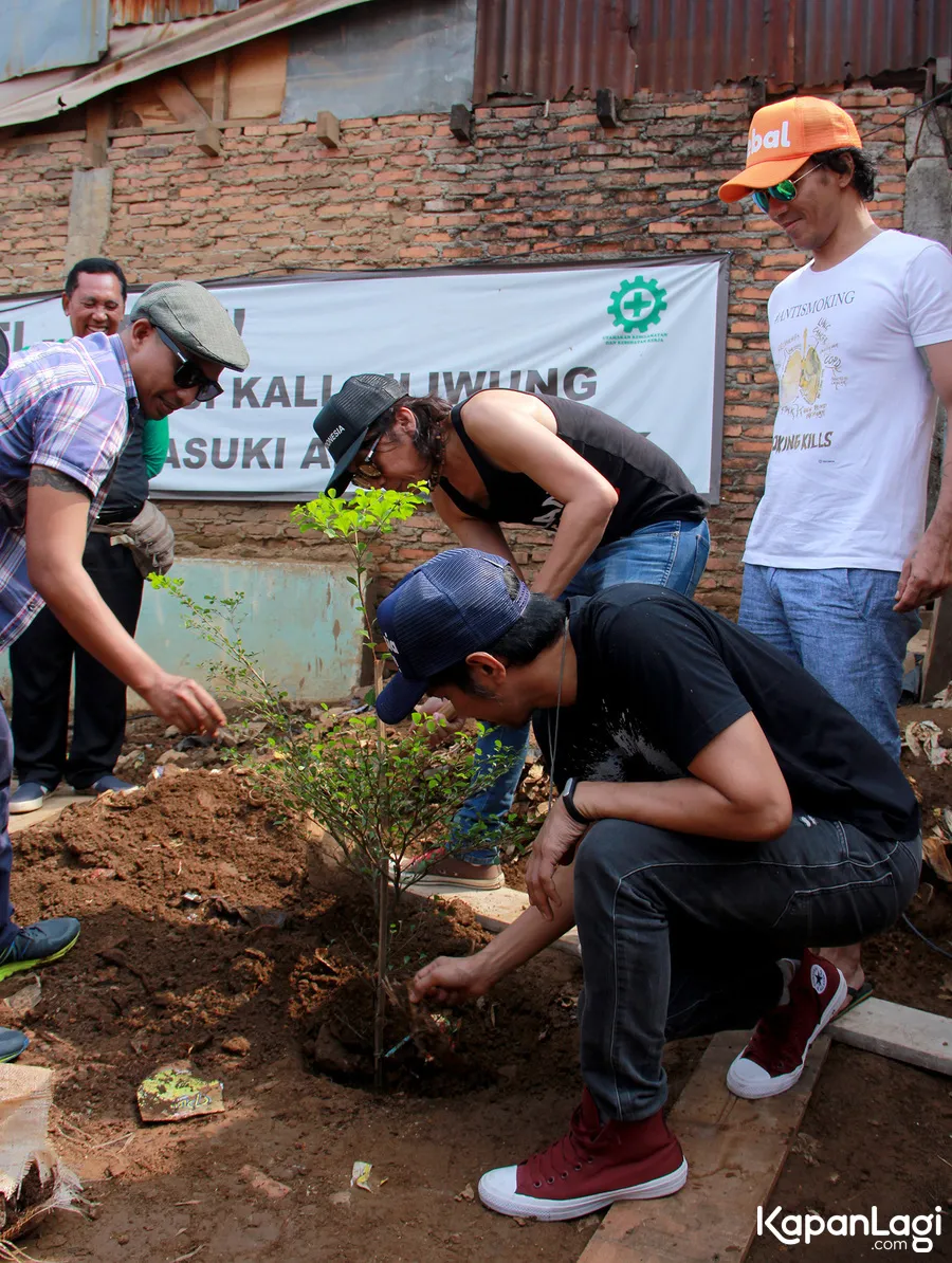 Slank saat melakukan penanaman pohon di Kampung Pulo © KapanLagi.com®/Muhammad Akrom Sukarya