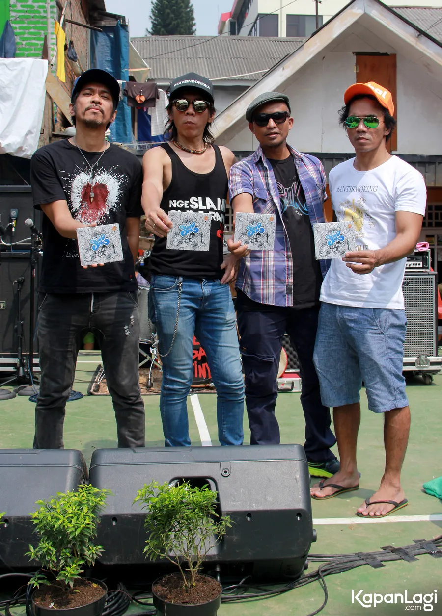 Slank saat merilis albumnya di Kampung Pulo, Jatinegara, Jakarta Timur © KapanLagi.com®/Muhammad Akrom Sukarya