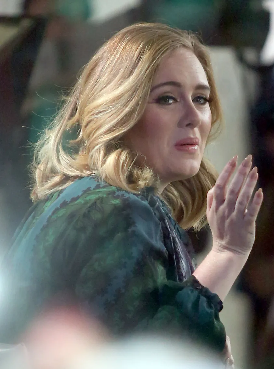 Adele dapatkan 2 gelar dalam ajang BBC Music Awards 2015 © fameflynet