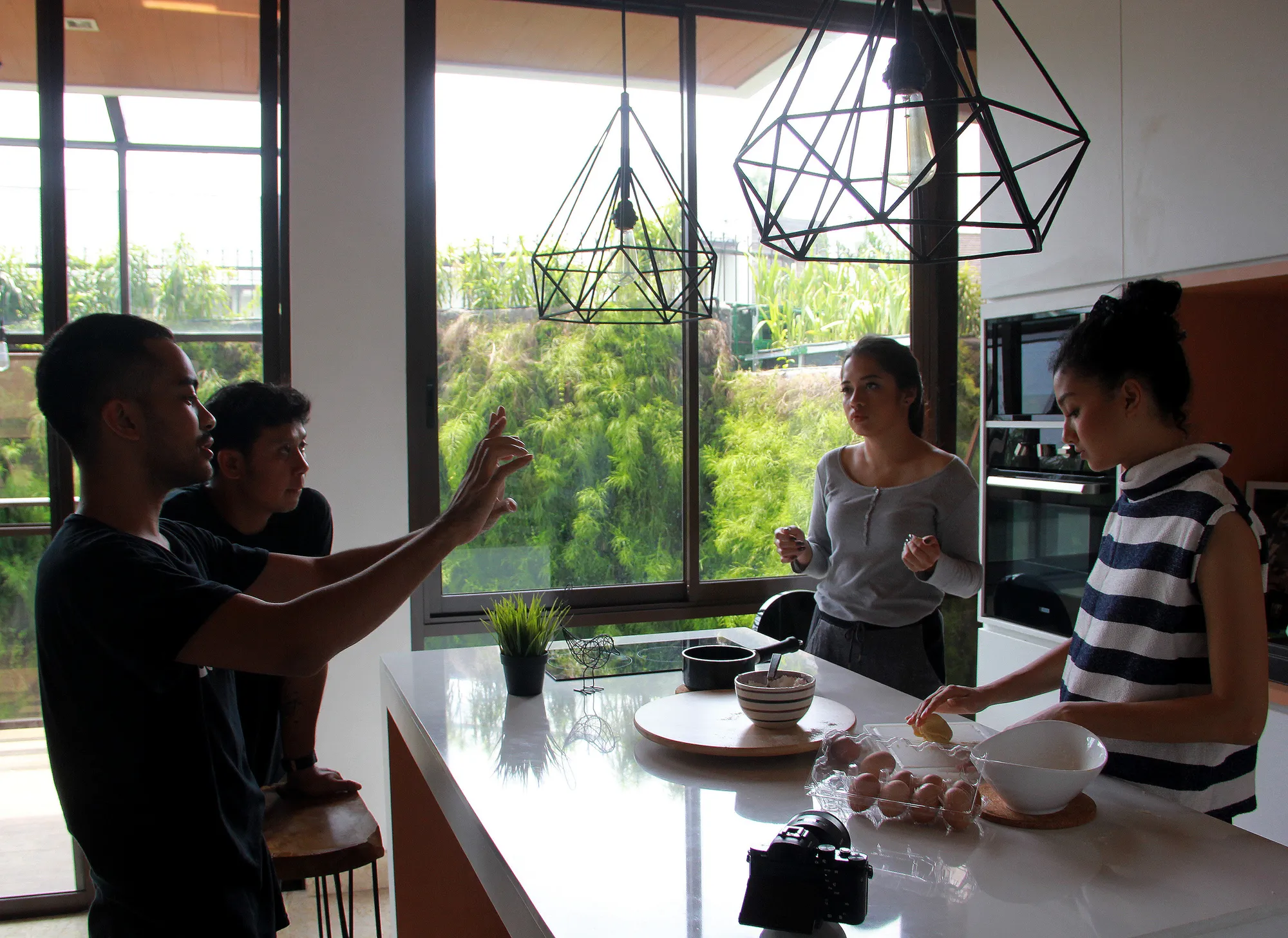 Gamal berperan sebagai sutradara di video musik terbaru GAC © KapanLagi.com®/Muhammad Akrom Sukarya