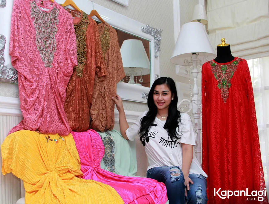 Nisya pamerkan sederet kaftan jualannya © KapanLagi.com®/Akrom Sukarya