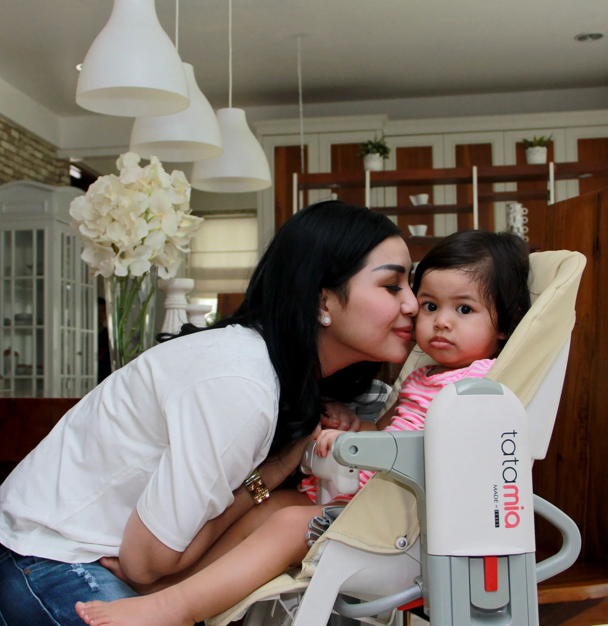 Nisya, ibu muda yang selalu cantik dan langsing © KapanLagi.com®/Akrom Sukarya