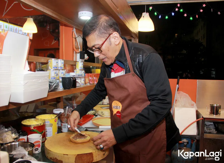 Bisnis martabak Pangky sukses besar! © KapanLagi.com®/Akrom Sukarya