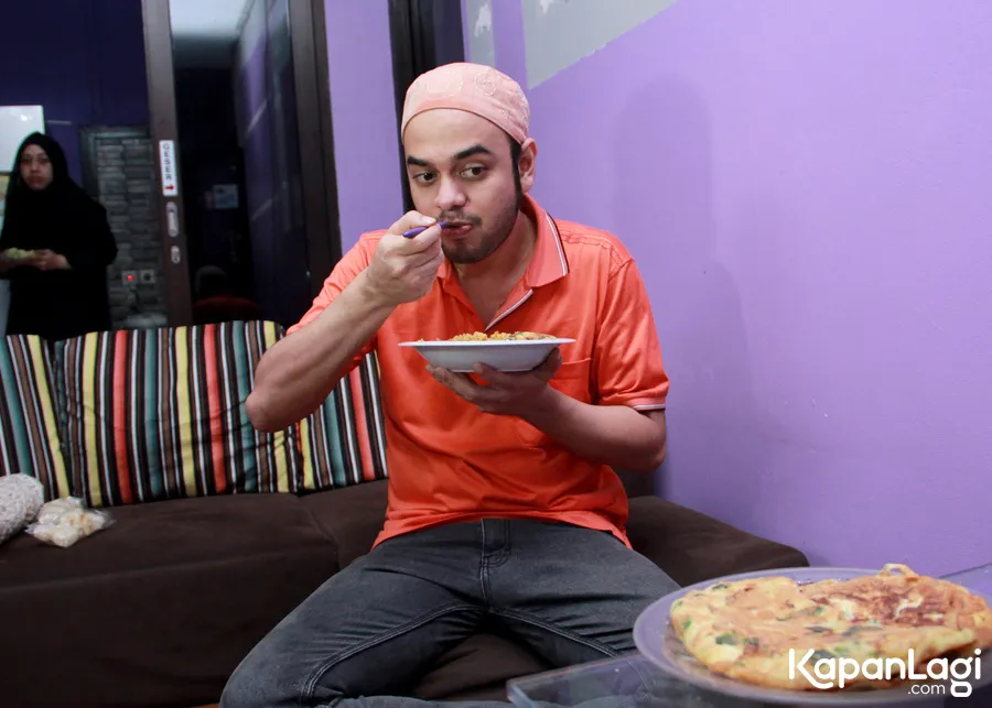 Rio Reifan saat menikmati masakan sendiri. ©KapanLagi.com/Muhammad Akrom Sukarya