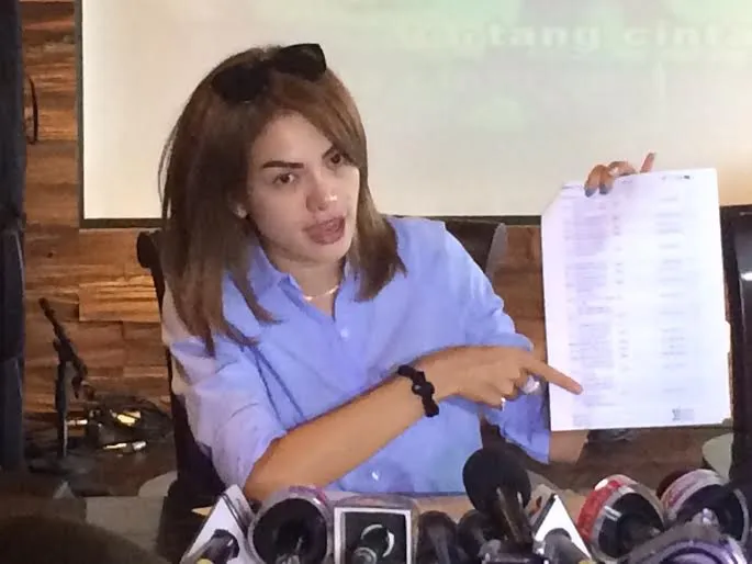 Nikta Mirzani membuktikan tak ada uang Rp 65 juta yang ditransfer ke rekeningnya. ©KapanLagi.com/Hendra Gunawan