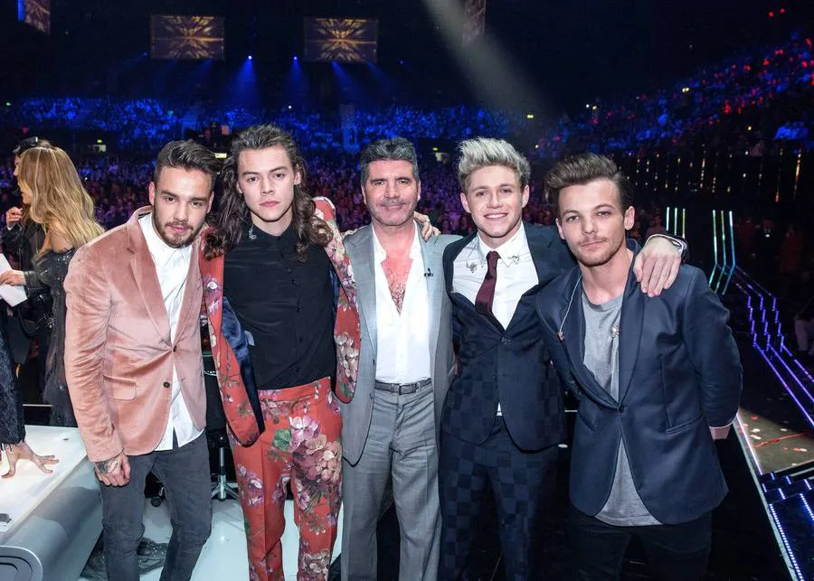 One Direction dan Simon Cowell di X Factor Indonesia © splashnews.com