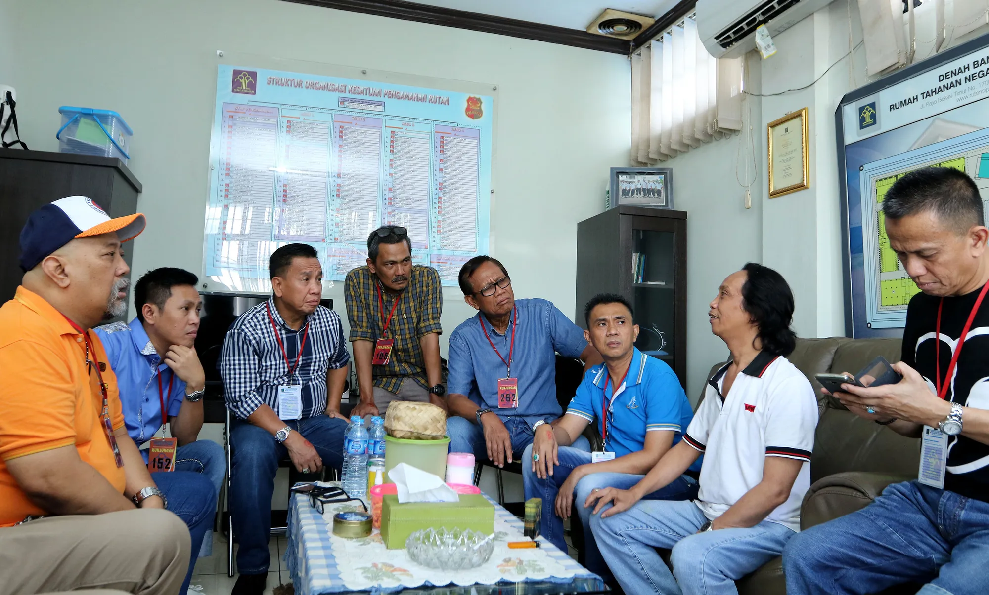 Mandra saat dikunjungi teman-temannya, sempat curhat. ©KapanLagi.com®/Muhammad Akrom Sukarya