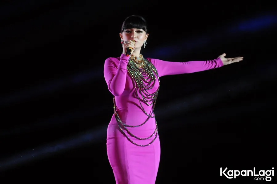 Zaskia Gotik jadi tandem Ahmad Dhani menjadi juri di ajang Dewi Dewi Mahadewi © KapanLagi.com®/Bayu Herdianto