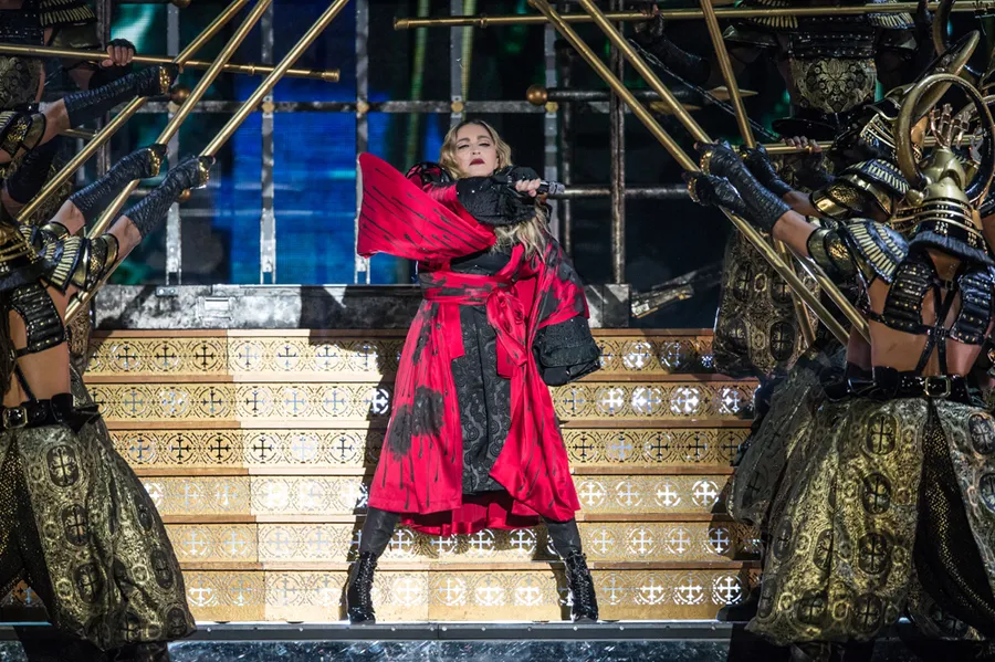 Gunakan tiang salib sebagai striptis pole, Madonna dikecam oleh seorang Uskup dari Selandia Baru © Fameflynet