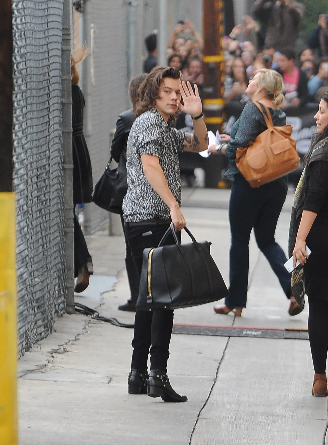 Melihat antusias besar yang didukung obsesi kuat, Harry Styles pun harus dijaga oleh para bodyguard-nya © TPG