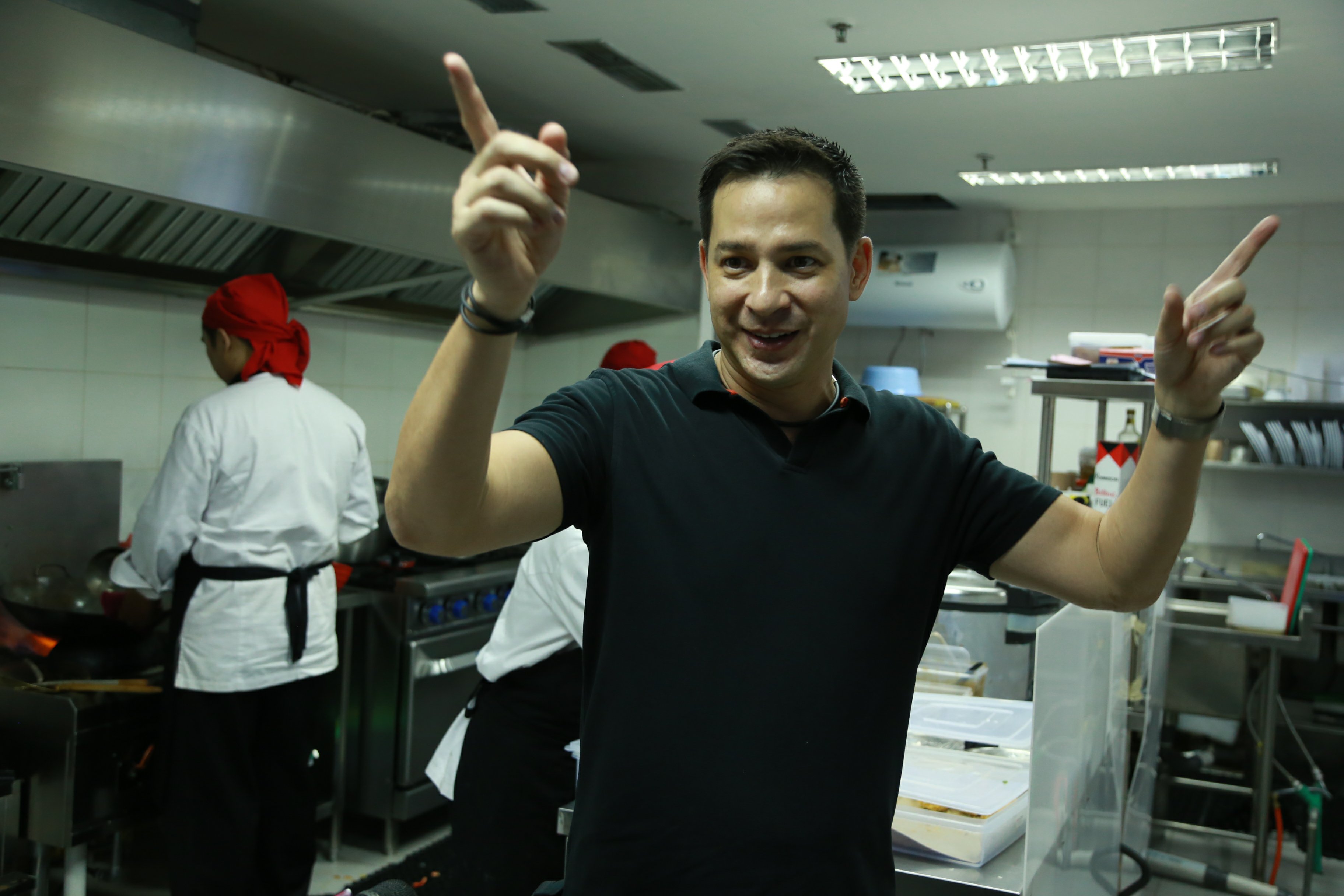 Ingin memberi contoh, Ari Wibowo juga sering ikut bersih-bersih sampai cuci piring © KapanLagi.com/Agus Apriyanto