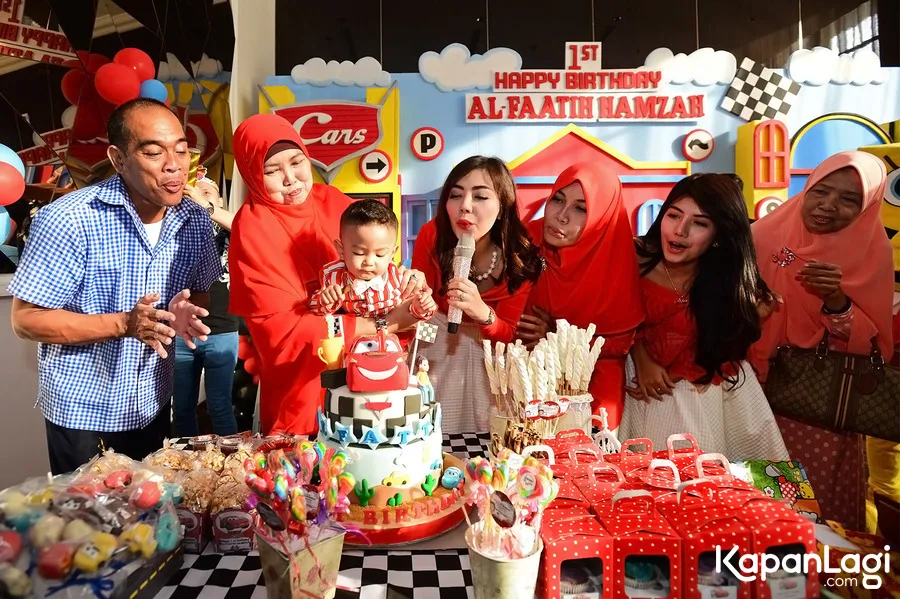 Bella Shofie dan keluarga di ultah Faatih © KapanLagi.com®/Bambang E. Ros
