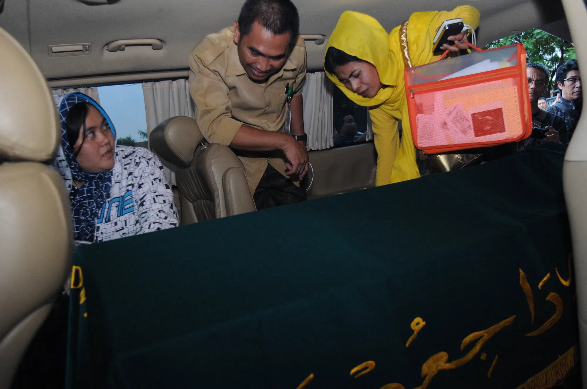 Neneng (kuning) akui Budi sering halusinasi sebelum meninggal © KapanLagi.com®/Agus Apriyanto