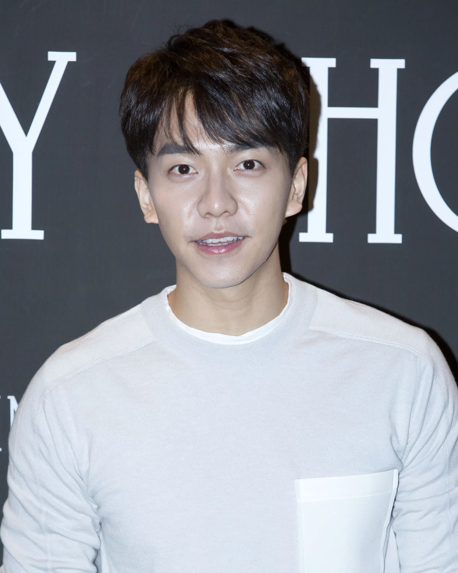 Lee Seung Gi dipastikan berangkat wajib militer 1 Februari 2016. ©TPG Images