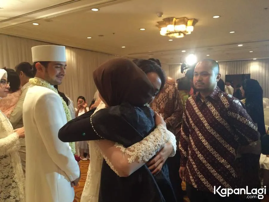 Bella tampak ditemani seorang pria di pernikahan Aryani Fitriana. / ©KapanLagi.com®/Nuzurul Rahmah