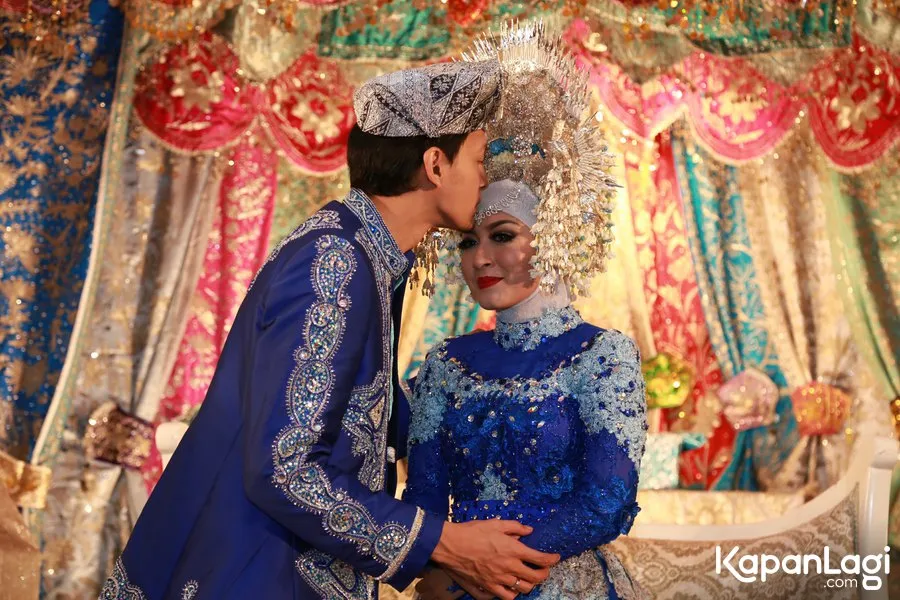 Fedi Nuril memberikan kecupannya untuk sang istri tercinta, Vanny © KapanLagi.com®/Agus Apriyanto