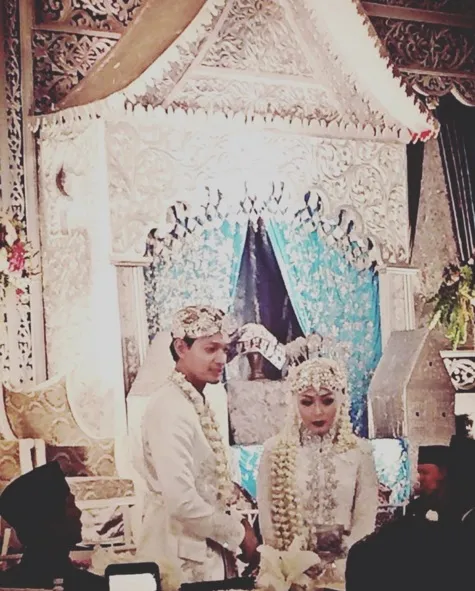 Pernikahan hikmat Fedi dan Vanny © Instagram/umi_fao