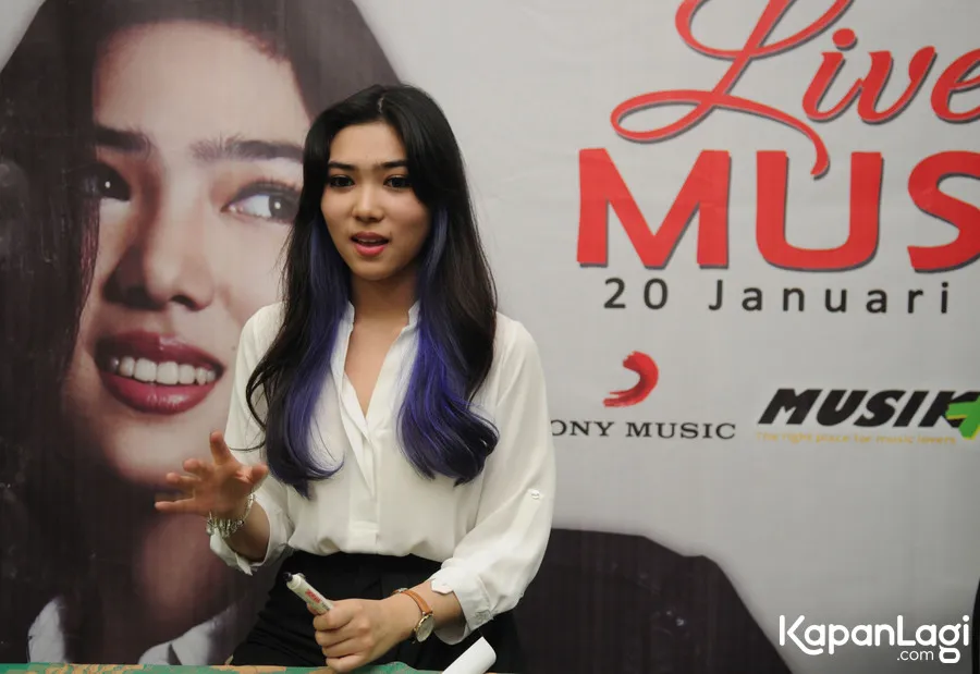 Sempat khawatir, Isyana tetap lanjutkan acara meet and greet-nya © KapanLagi.com®/Bayu Herdianto