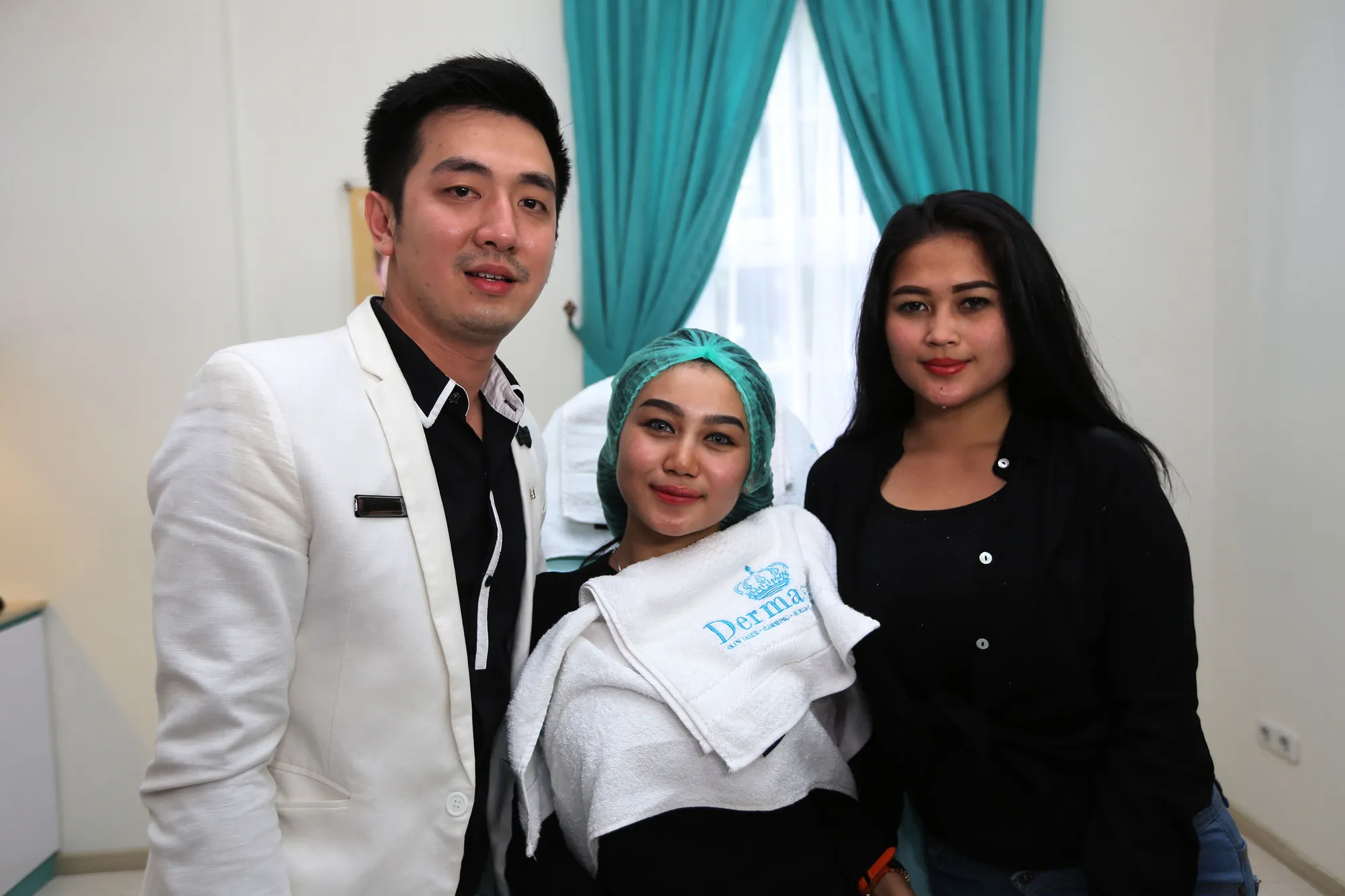 Duo Serigala berpose bareng si dokter ganteng © KapanLagi.com®/Budy Santoso