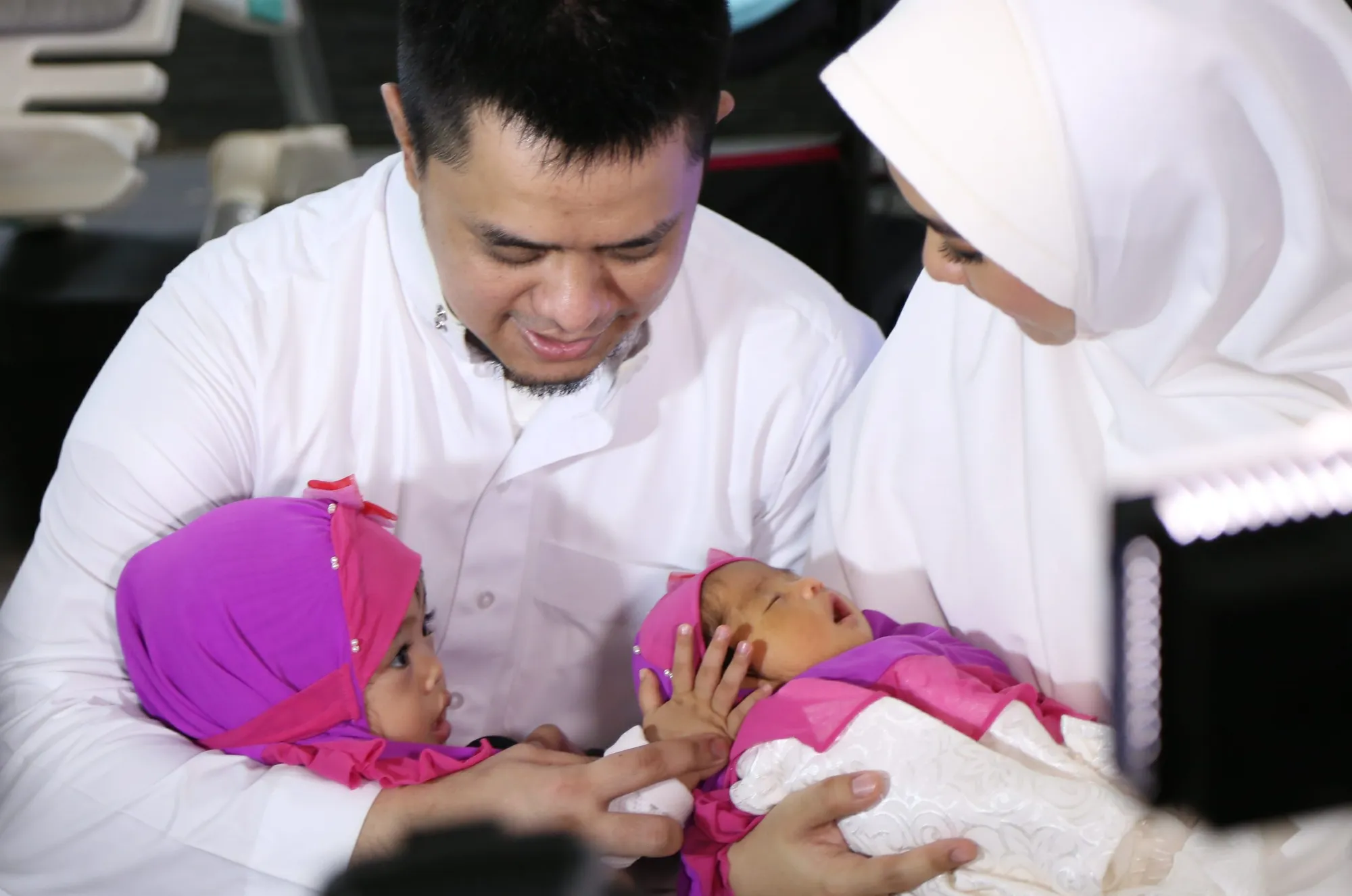 Oki Setiana Dewi ingin kedua putrinya memakai pakain gamis kembar. ©KapanLagi.com/Agus Apriyanto