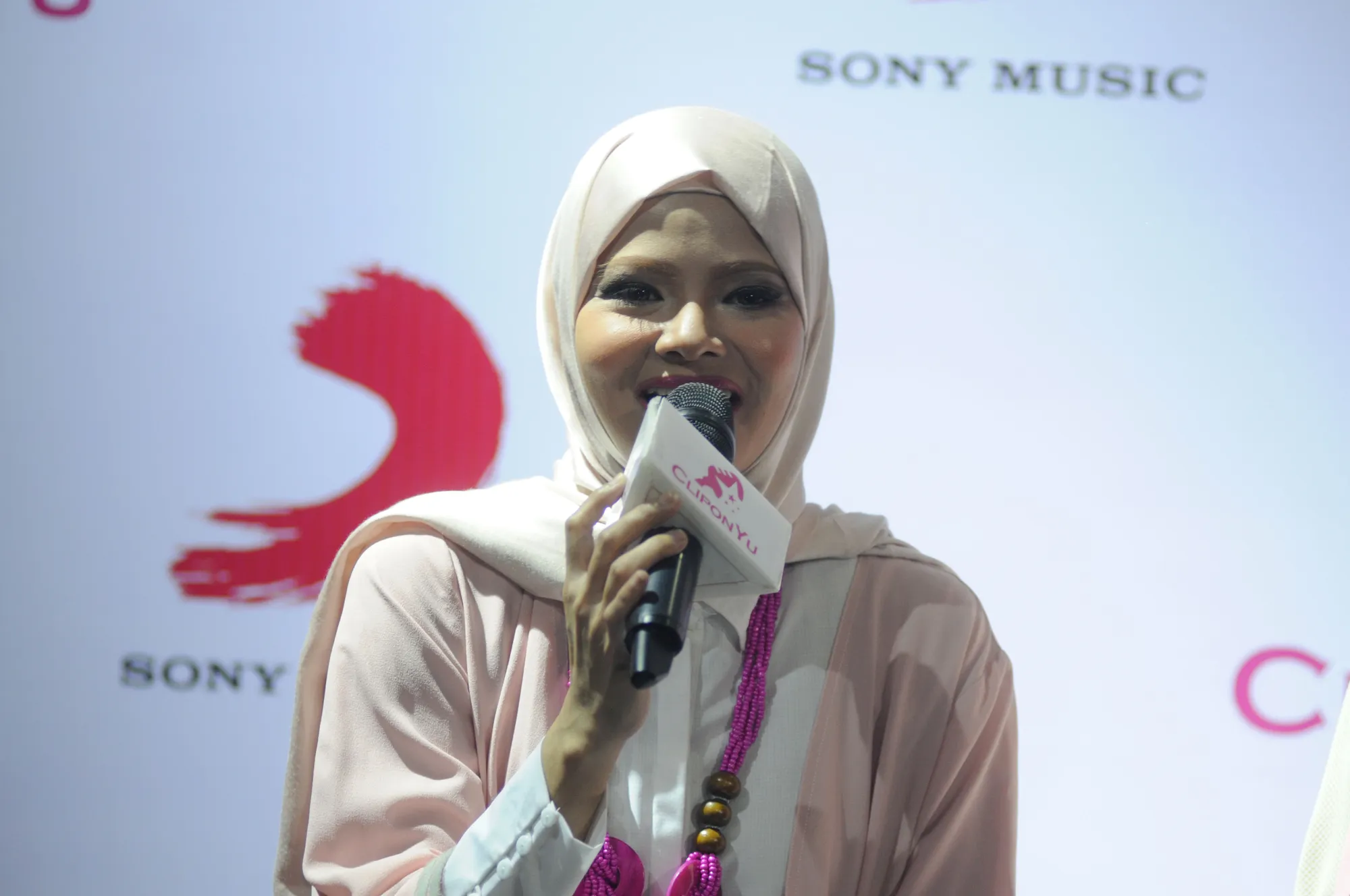 Tanpa paksaan orang lain, keputusan Terry Fatiah untuk berhijab timbul dari hatinya sendiri © KapanLagi.com/Bayu Herdianto