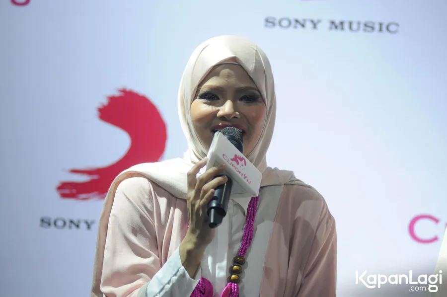 Terry Fatiah kini mantap mengenakan hijab  © KapanLagi.com®/Bayu Herdianto