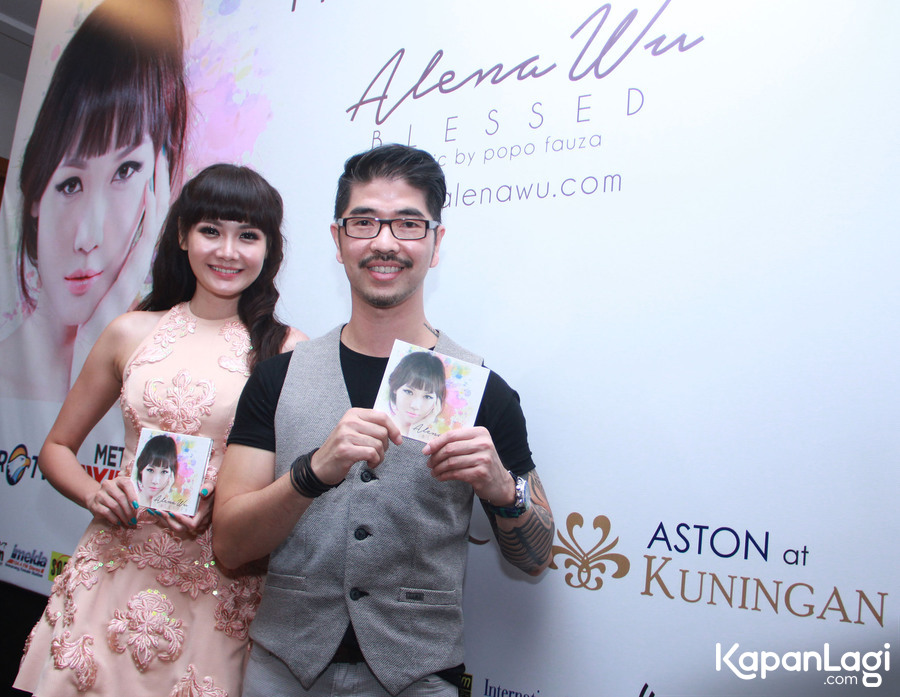 Alena Wu dan suami saat momen perilisan album perdananya selama 8 tahun berkarya di dunia musik © KapanLagi.com®/Muhammad Akrom Sukarya