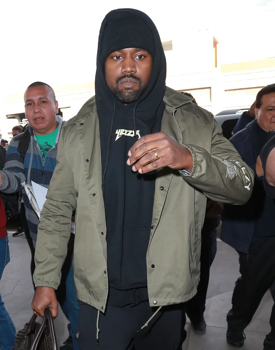 Kanye West kapok rilis album dalam format CD © FameFlynet