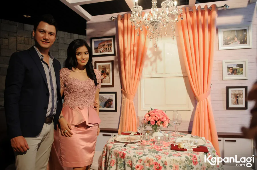 Tian selalu jaga komunikasi dengan istri dengan bantuan laptop © KapanLagi.com®/Bayu Herdianto