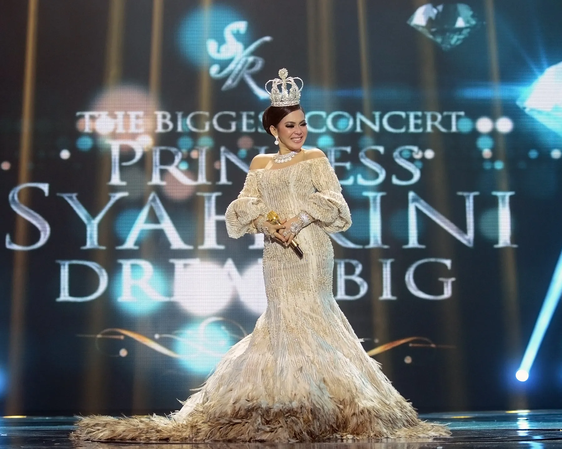 Syahrini tampil bak princess di konser-nya © KapanLagi.com®/Bambang E Ros