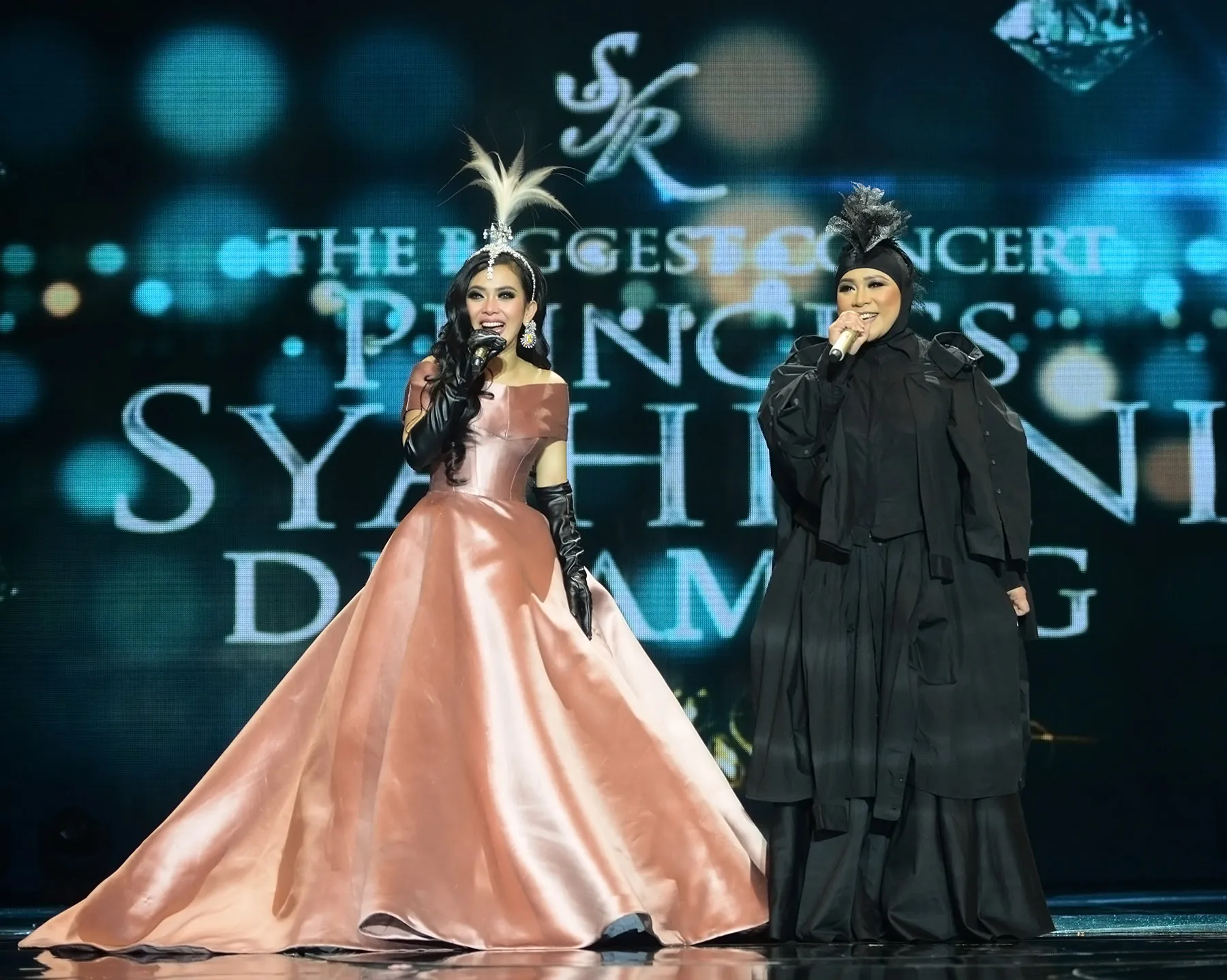 Duet Syahrini dan Melly, cetar badai! © KapanLagi.com®/Bambang E Ros