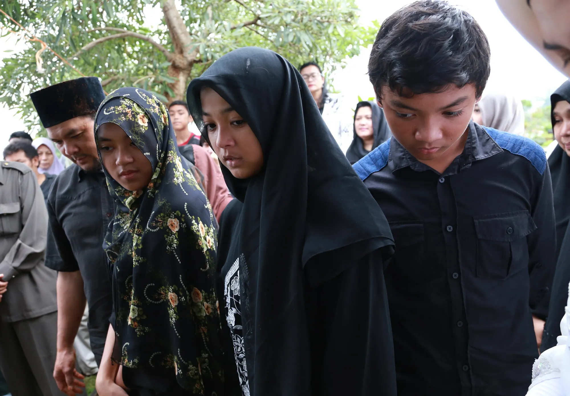 Suasana duka di pemakaman istri Derry Drajat. ©KapanLagi.com/Agus Apriyanto
