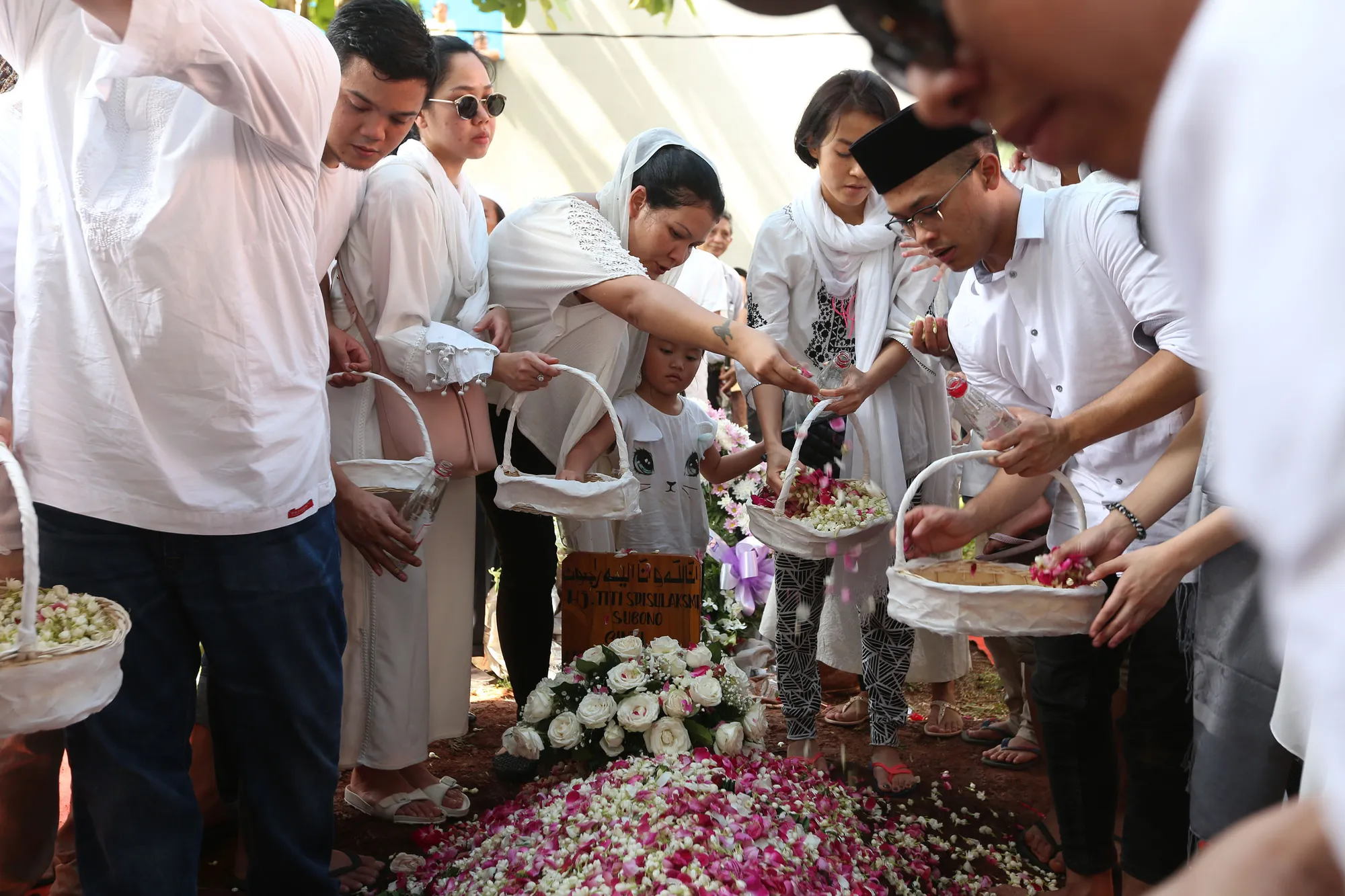 Melani Subono saat mengantar alhamrum nenek ke peristirahatan terakhir. © KapanLagi.com/Budy Santoso