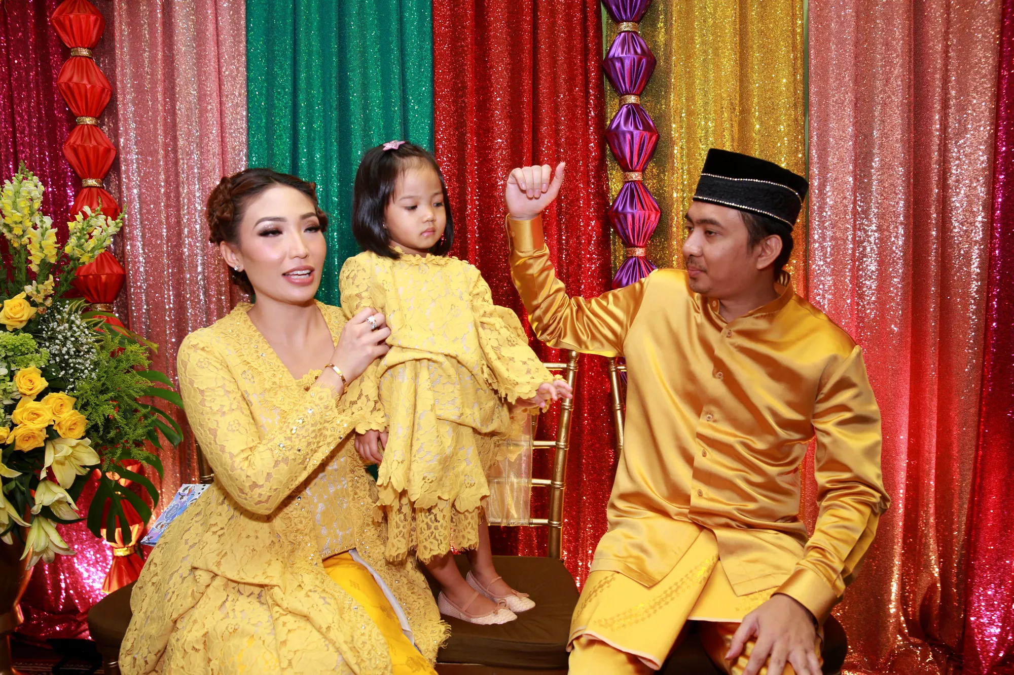 Ayu memberikan banyak doa untuk Aqila lewat upacara adat ini ©KapanLagi.com®/Bayu Herdianto